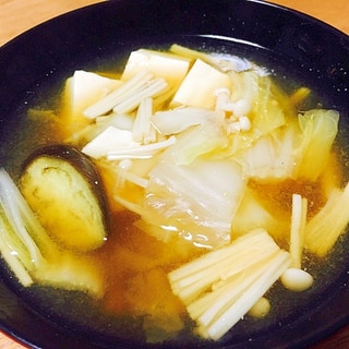 茄子と白菜と豆腐の味噌汁